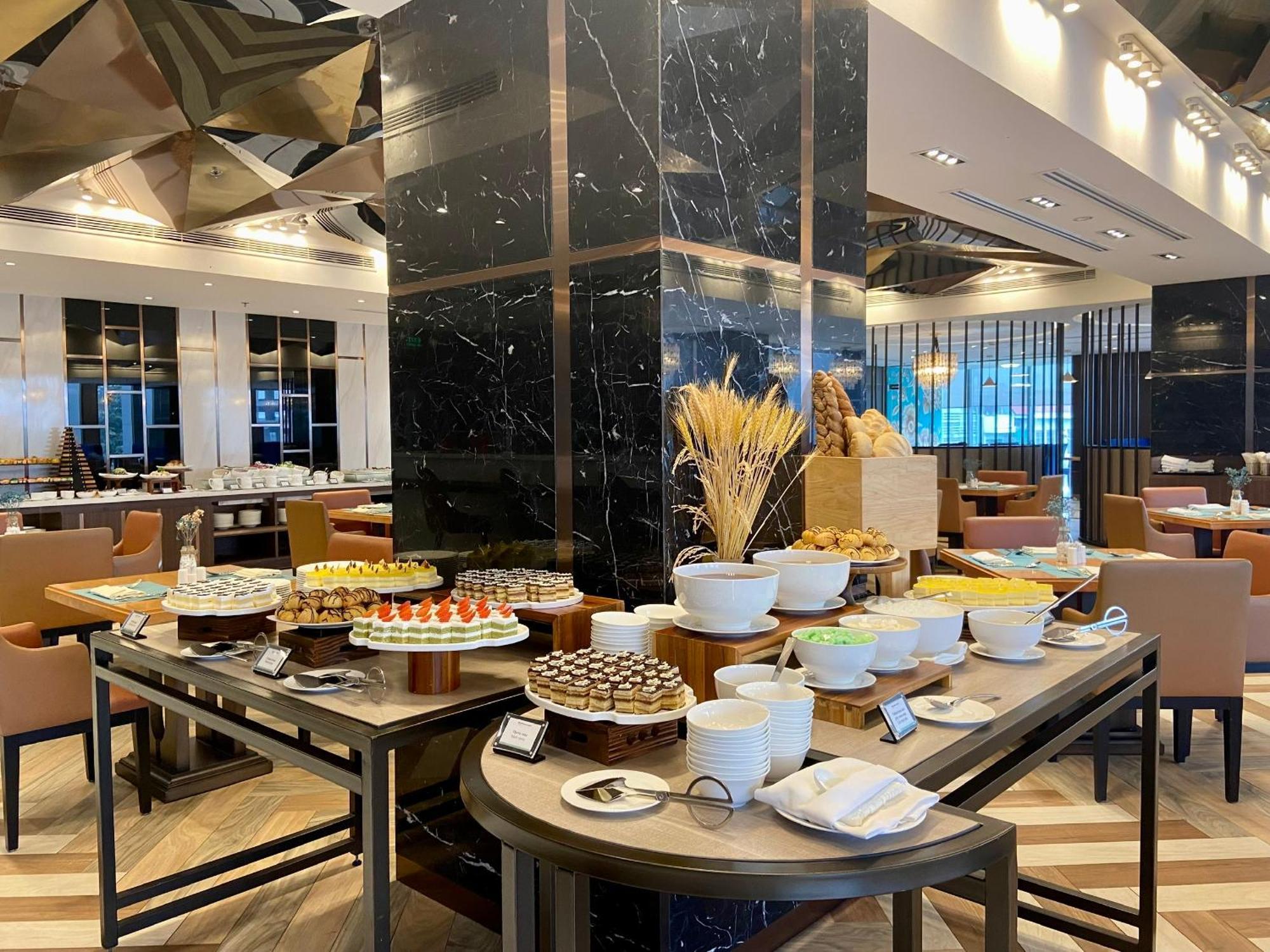 Wyndham Garden Hanoi Bagian luar foto