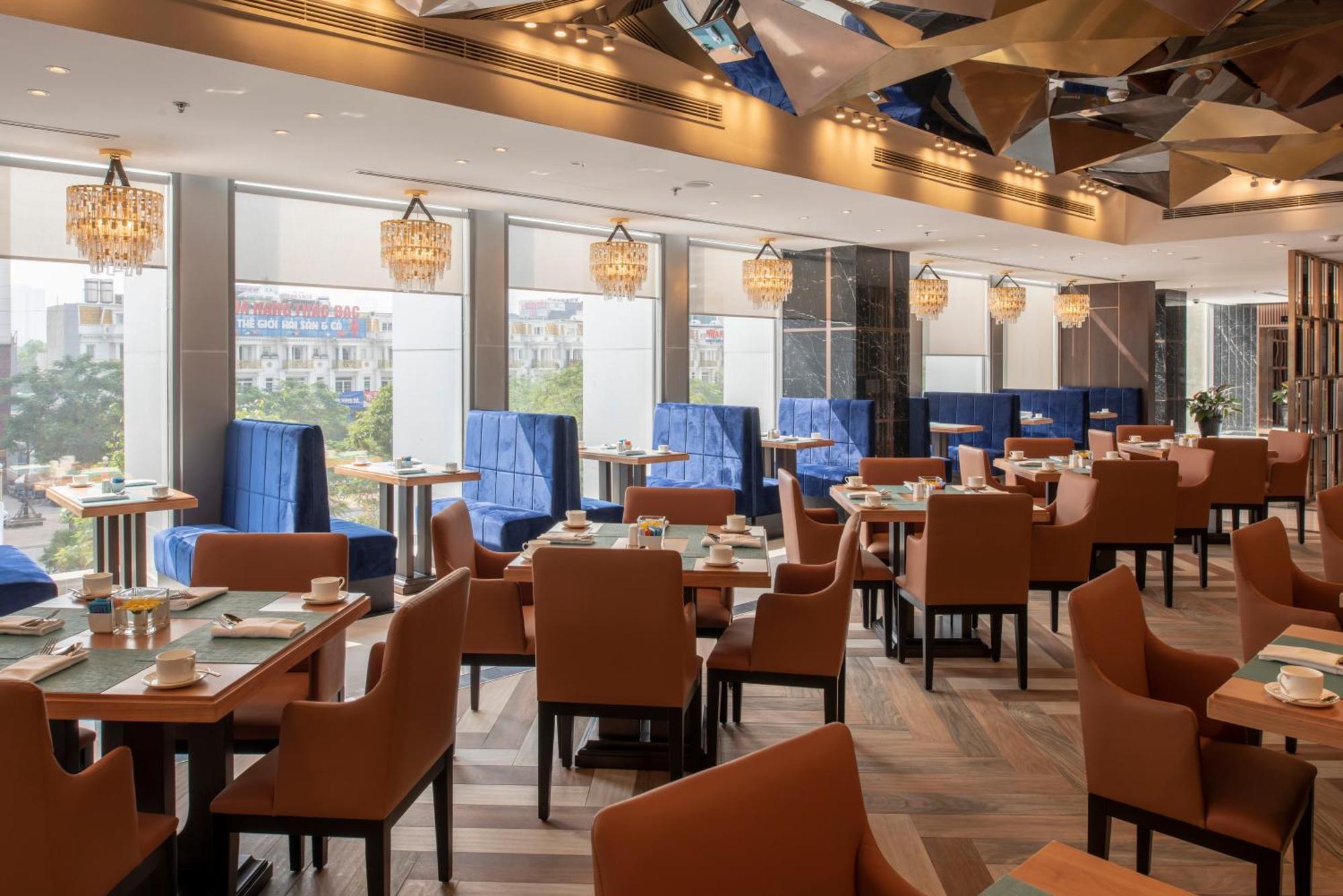 Wyndham Garden Hanoi Bagian luar foto